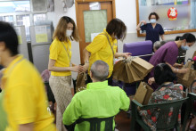 服務人員派發禮物包