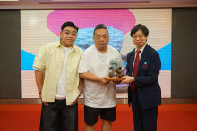 成功投得聖品者逐一上台接受聖品