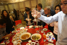 心齋仝人向每席來賓敬酒的熱鬧情況