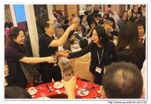 心齋服務仝人向來賓敬酒之熱鬧情況。