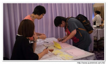 來賓簽名留念。