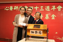 萬眾期待的抽獎環節開始，各幸運兒歡天喜地上台領取獎品。