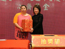 萬眾期待的抽獎環節開始，各幸運兒歡天喜地上台領取獎品