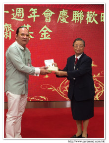 成功投得聖品者逐一上台接受聖品。