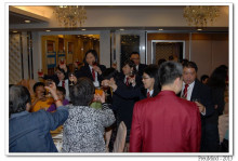 心齋仝人向每席來賓敬酒的熱鬧情況。