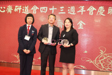 致送紀念品給支持心齋之熱心人士。