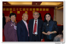 來賓與李一覺會長合照留念。