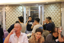 心齋仝人向來賓敬酒的熱鬧情況