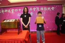 萬眾期待的抽獎環節開始，各幸運兒歡天喜地上台領取獎品