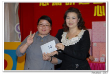 萬眾期待的抽獎環節開始，各幸運兒歡天喜地上台領取獎品。