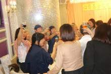 心齋仝人向每席來賓敬酒的熱鬧情況。