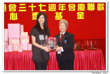 成功投得聖品者逐一上台接受聖品。