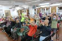 服務人員為長者示範健體操