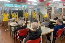 服務人員為長者示範健體操