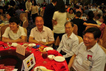 會長與眾貴賓談道。