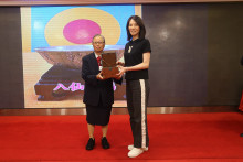 成功投得聖品者逐一上台接受聖品