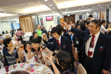 心齋仝人向每席來賓敬酒的熱鬧情況。