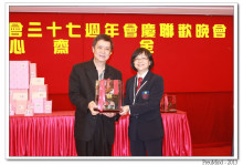 成功投得聖品者逐一上台接受聖品。