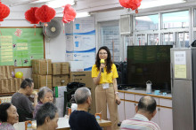 服務人員為長者獻唱時代金曲