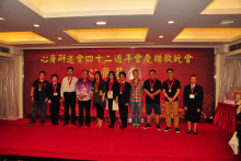 致送紀念品給支持心齋之熱心人士。