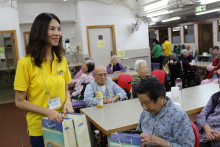 服務人員派發禮物包。