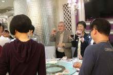 心齋仝人向每席來賓敬酒的熱鬧情況。