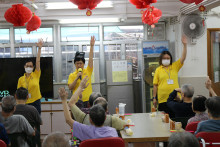 服務人員為長者示範健體操