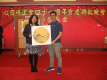 成功投得聖品者逐一上台接受聖品。