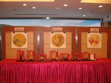 成功投得聖品者逐一上台接受聖品。