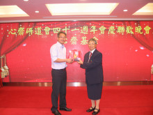 成功投得聖品者逐一上台接受聖品。