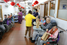 服務人員派發禮物包