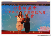 投得聖品之熱心人士上台接受聖品時攝。