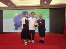 成功投得聖品者逐一上台接受聖品