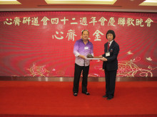 成功投得聖品者逐一上台接受聖品。