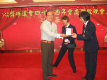 成功投得聖品者逐一上台接受聖品。