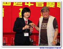 心齋基金總幹事梅婉蓉頒發記念獎座予捐助善款支持助學及扶貧項目的熱心人士。