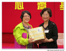 抽獎時間到了，來賓上台領獎時攝。