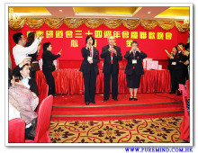 會長聯同兩位法師上台向來賓祝酒。