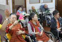 服務人員為長者獻唱時代金曲