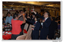 心齋仝人向每席來賓敬酒的熱鬧情況。