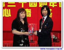 成功投得聖品者逐一上台接受聖品。