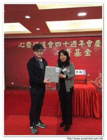 萬眾期待的抽獎環節開始，各幸運兒歡天喜地上台領取獎品。