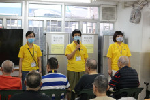 服務人員為長者示範健體操