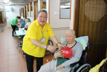 長者玩傳遞汽球遊戲時攝。