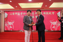 成功投得聖品者逐一上台接受聖品