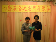 抽獎環節開始，由各嘉賓主持抽獎，各幸運兒歡天喜地領取獎品。