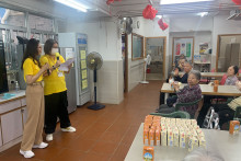 服務人員為長者獻唱時代金曲