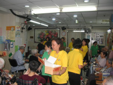 長者吃蛋糕吃得津津有味。