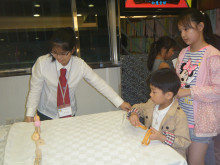 小朋友玩兒童遊戲時攝。