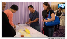 來賓簽名留念。